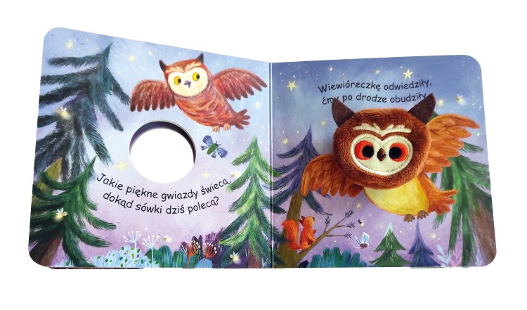 Wnętrze książki "Kocham cię. Mała sówka" przedstawiające latającą po niebie sówkę z głową w formie pacynki