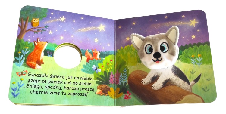 Wnętrze książki "Kocham cię. Mały piesek" przedstawiające pieska z głową w formie pacynki patrzącego na rozgwieżdżone niebo