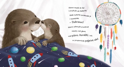 Wnętrze książki obrazkowej - picturebooka - pt. Słodkich snów, przedstawiające małą wyderkę całującą mamę wydrę na dobranoc