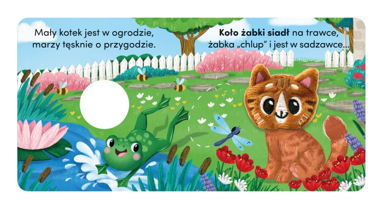 Wnętrze książki z pacynką pt. Mały kotek przedstawiające kotka z motylkiem na łące