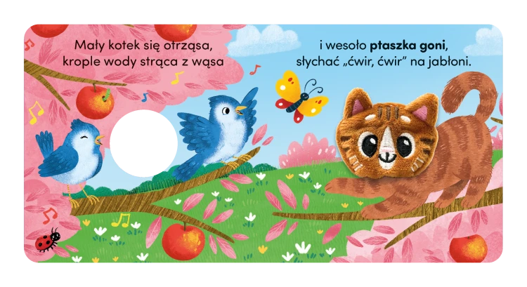Wnętrze książki z pacynką pt. Mały kotek przedstawiające kotka z motylkiem i dwoma ptaszkami