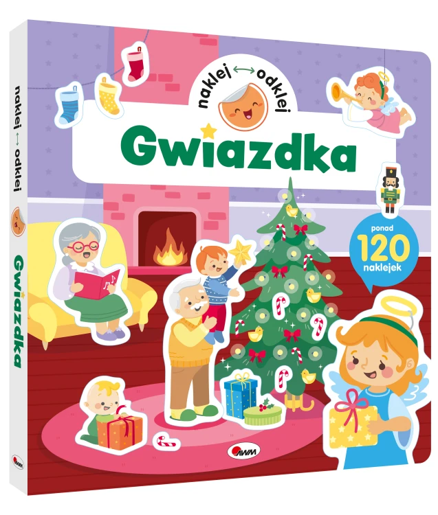 Okładka 3D książki z naklejkami wielokrotnego użytku pt. Gwiazdka z serii Naklej, odklej przedstawiająca rodzinę ubierającą choinkę w wigilijny wieczór